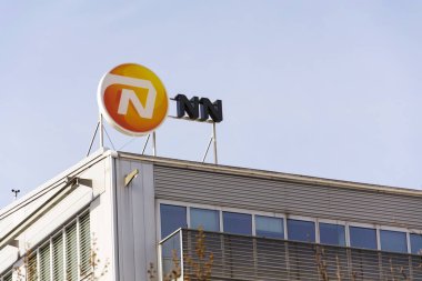 Nationale-Nederlanden üzerinden Nn grup sigorta şirketi logosuna çek karargahı binasında, 3 Şubat 2017 Prag, Çek Cumhuriyeti. 