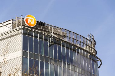 Nationale-Nederlanden üzerinden Nn grup sigorta şirketi logosuna çek karargahı binasında, 3 Şubat 2017 Prag, Çek Cumhuriyeti. 