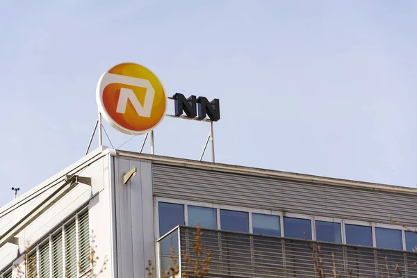 Nationale-Nederlanden del logo de la compañía de seguros NN Group en la construcción de la sede central checa el 3 de marzo de 2017 en Praga, República Checa . — Foto de Stock