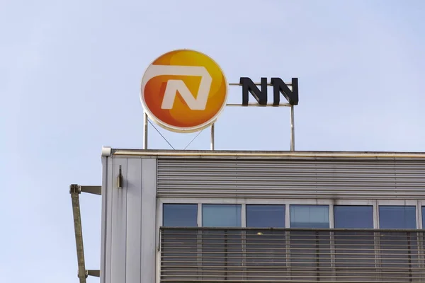 Nationale-Nederlanden del logo de la compañía de seguros NN Group en la construcción de la sede central checa el 3 de marzo de 2017 en Praga, República Checa . — Foto de Stock