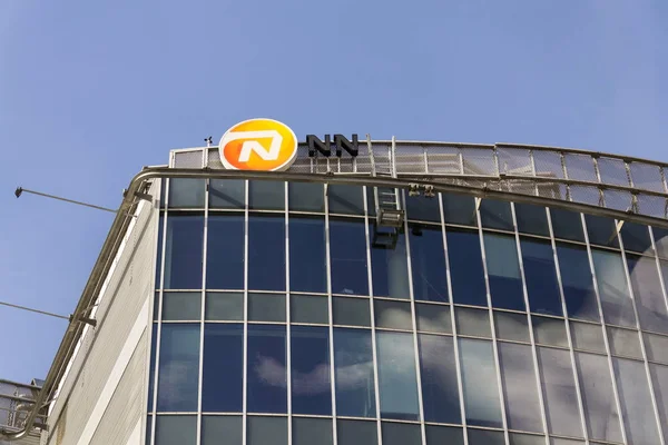 Nationale-Nederlanden do logotipo da companhia de seguros NN Group na construção da sede checa em 3 de março de 2017 em Praga, República Tcheca . — Fotografia de Stock