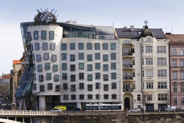 Dans House, takma Fred ve Ginger, 1996 yılında Nationale-Nederlanden için Vlado Milunic ve Frank Gehry tarafından 3 Şubat 2017 üzerinde Prag, Çek Cumhuriyeti'nde tamamlandı.