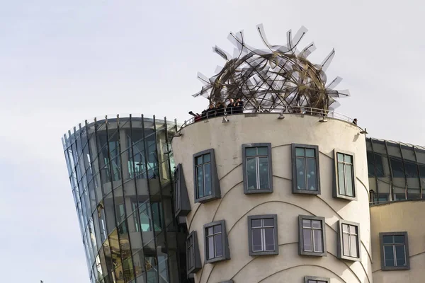 The Dancing House, apelidado de Fred e Ginger, concluído em 1996 para Nationale-Nederlanden por Vlado Milunic e Frank Gehry em 3 de março de 2017 em Praga, República Checa . — Fotografia de Stock