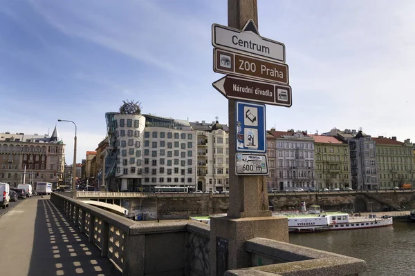 Bateau flottant devant la Maison dansante, surnommé Fred et Ginger, achevé en 1996 pour Nationale-Nederlanden par Vlado Milunic et Frank Gehry le 3 mars 2017 à Prague, République tchèque . — Photo