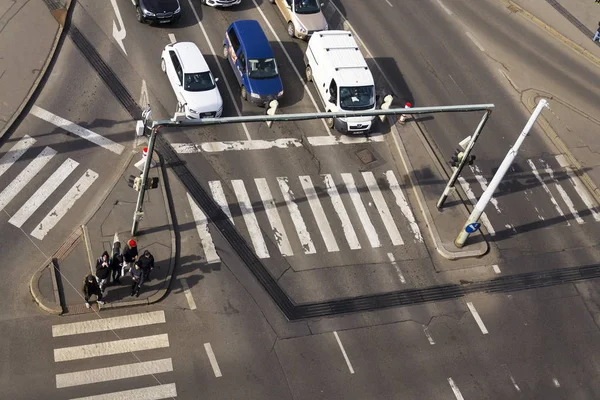 Bird's eye view of cars crossing intersection with people walking on crosswalk on March 3, 2017 in Prague, Czech republic. Volkswagen unveils electirc self-driving van on Geneva Motor Show. — Stock Photo, Image