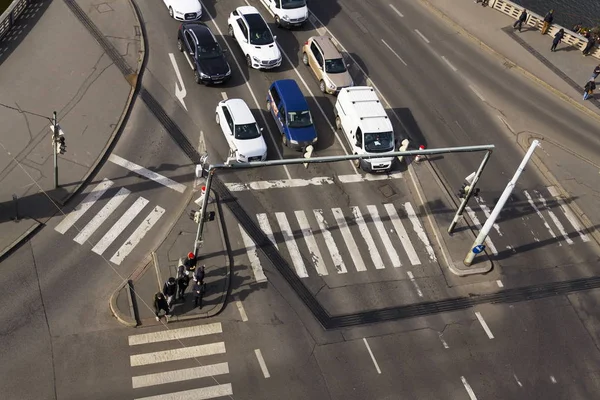 Vista de pájaro de coches cruzando la intersección con personas caminando en el paso peatonal el 3 de marzo de 2017 en Praga, República Checa. Volkswagen presenta furgoneta electirc auto-conducción en el Salón del Automóvil de Ginebra . — Foto de Stock