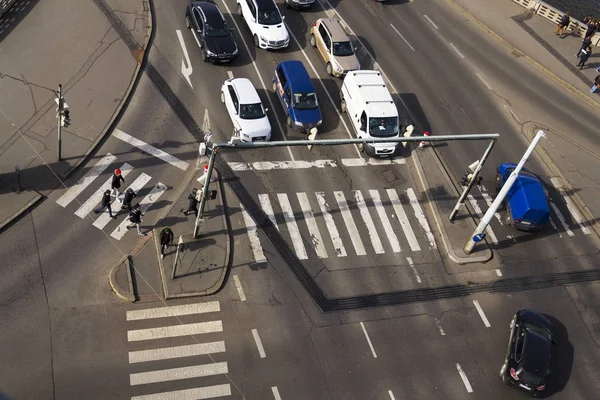 Bird's eye view of cars crossing intersection with people walking on crosswalk on March 3, 2017 in Prague, Czech republic. Volkswagen unveils electirc self-driving van on Geneva Motor Show. — Stock Photo, Image