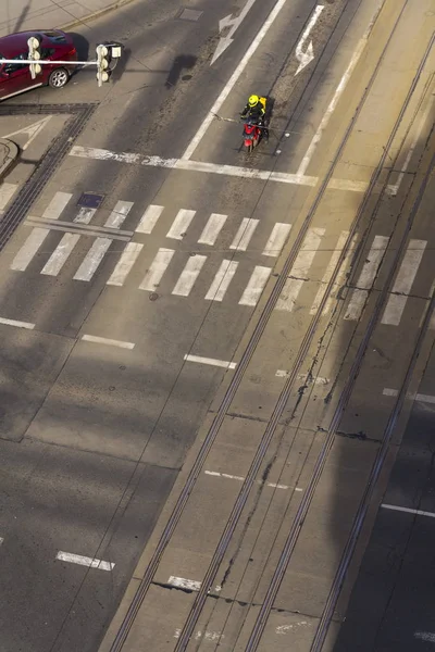 Vista de pájaro del mensajero de la moto esperando en la intersección —  Fotos de Stock