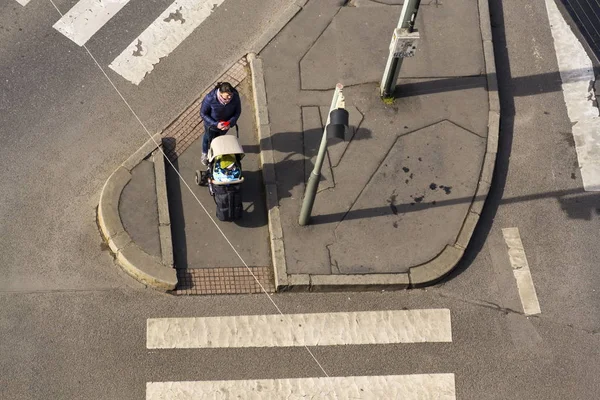 Visão de olho de pássaro de mulher com criança em carrinho de bebê esperando no cruzamento cruzamento para passarela livre em 3 de março de 2017 em Praga, República Tcheca . — Fotografia de Stock