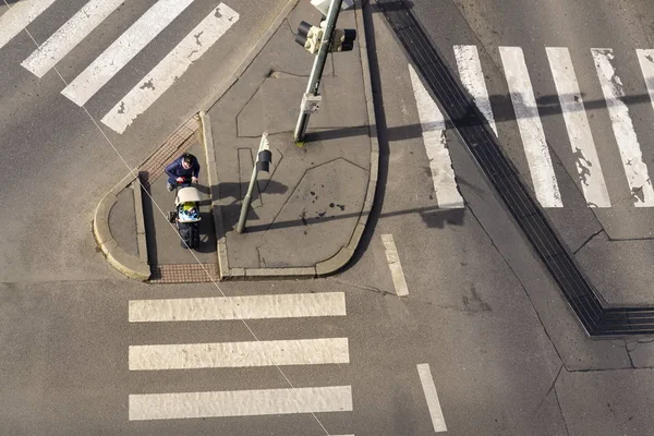 Visão de olho de pássaro de mulher com criança em carrinho de bebê esperando no cruzamento cruzamento para passarela livre em 3 de março de 2017 em Praga, República Tcheca . — Fotografia de Stock