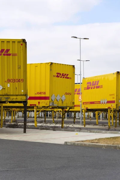 Contenedores de DHL frente al edificio logístico de Amazon el 12 de marzo de 2017 en Dobroviz, República Checa . —  Fotos de Stock