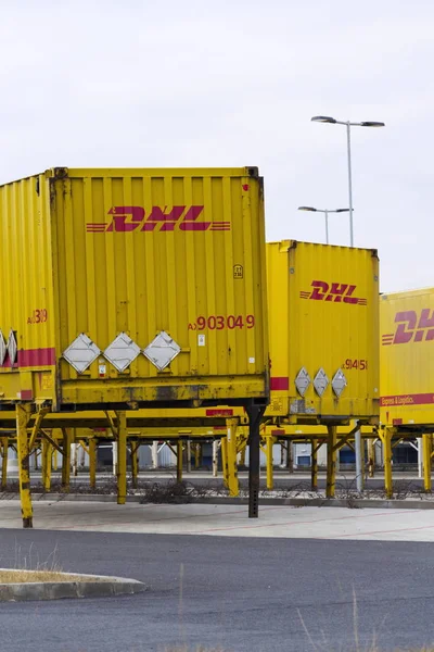 Contenedores de DHL frente al edificio logístico de Amazon el 12 de marzo de 2017 en Dobroviz, República Checa . —  Fotos de Stock