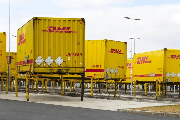 Recipientes de transporte DHL em frente ao edifício logístico da Amazon em 12 de março de 2017 em Dobroviz, República Tcheca . — Fotografia de Stock
