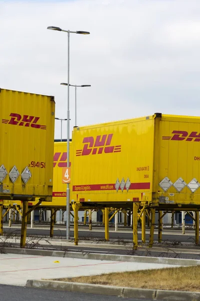 Contenedores de DHL frente al edificio logístico de Amazon el 12 de marzo de 2017 en Dobroviz, República Checa . —  Fotos de Stock