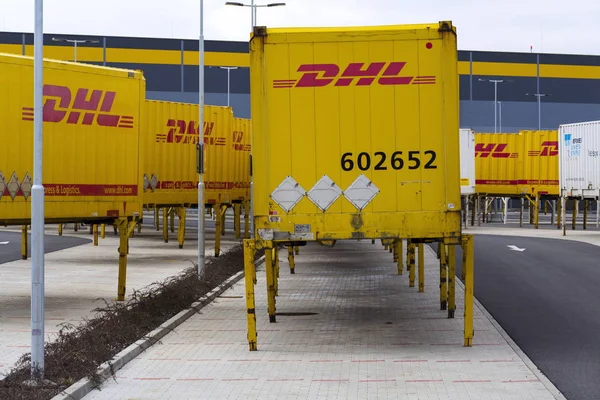 Contenedores de DHL frente al edificio logístico de Amazon el 12 de marzo de 2017 en Dobroviz, República Checa . —  Fotos de Stock