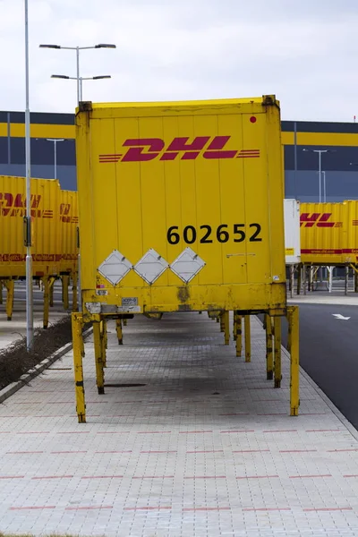 Contenedores de DHL frente al edificio logístico de Amazon el 12 de marzo de 2017 en Dobroviz, República Checa . —  Fotos de Stock