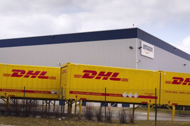Dhl Amazon lojistik üzerinde 12 Mart 2017 Dobroviz, Çek Cumhuriyeti için bina önünde konteyner nakliye. 