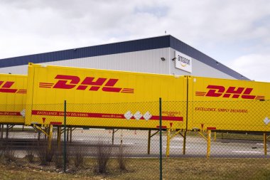 Dhl Amazon lojistik üzerinde 12 Mart 2017 Dobroviz, Çek Cumhuriyeti için bina önünde konteyner nakliye. 