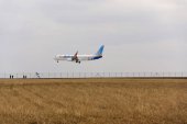 Flydubai letadlo přistání na letiště Václava Havla na 12 březnu 2017 v Praha-Ruzyně, Česká republika