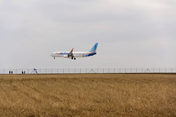 フライドバイ飛行機 2017 年 3 月 12 日ルズィニエ国際空港、チェコ共和国にルズィニエ空港空港に着陸 — ストック写真