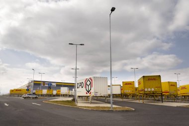 Amazon lojistik üzerinde 12 Mart 2017 Dobroviz, Çek Cumhuriyeti için bina önünde DHL ve Dpd nakliye konteyner. 