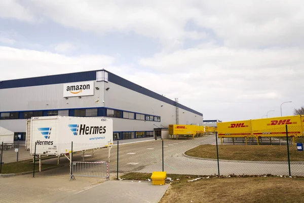 DHL y Hermes envían contenedores frente al edificio logístico de Amazon el 12 de marzo de 2017 en Dobroviz, República Checa . — Foto de Stock