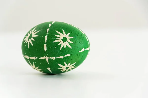 Pascua verde huevo decorado aislado en blanco fondo estudio disparo —  Fotos de Stock