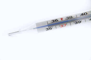 Tıbbi termometre sıcaklık 37.8 santigrat gösteren beyaz arka plan üzerinde izole derece