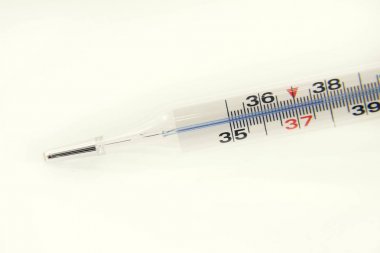 Tıbbi termometre sıcaklık 37.8 santigrat gösteren beyaz arka plan üzerinde izole derece
