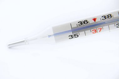 Tıbbi termometre sıcaklık 37.8 santigrat gösteren beyaz arka plan üzerinde izole derece