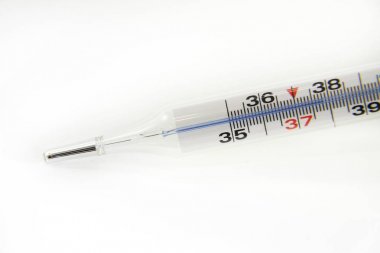 Tıbbi termometre sıcaklık 37.8 santigrat gösteren beyaz arka plan üzerinde izole derece
