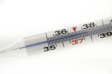 Tıbbi termometre sıcaklık 37.8 santigrat gösteren beyaz arka plan üzerinde izole derece