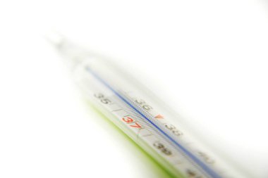 Tıbbi termometre sıcaklık 37.8 santigrat gösteren beyaz arka plan üzerinde izole derece