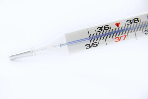 Termómetro médico que indica temperatura de 37,8 grados Celsius aislado sobre fondo blanco —  Fotos de Stock