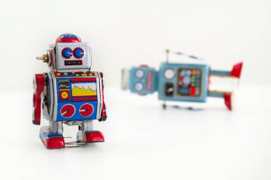 Beyaz arka plan üzerinde izole iki vintage teneke oyuncak robot