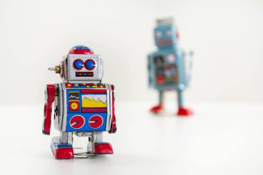 Beyaz arka plan üzerinde izole iki vintage teneke oyuncak robot