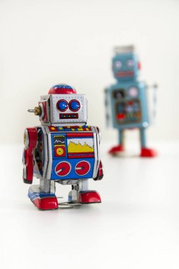 Beyaz arka plan üzerinde izole iki vintage teneke oyuncak robot