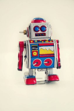 Beyaz arka plan üzerinde yalıtılmış bağbozumu teneke oyuncak robotlar filtre
