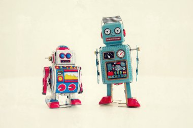 Beyaz arka plan üzerinde yalıtılmış bağbozumu teneke oyuncak robotlar filtre