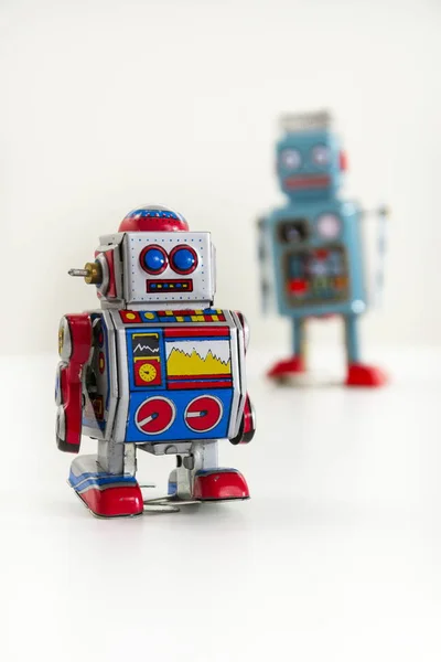 Doi roboți de jucărie de epocă izolați pe fundal alb — Fotografie, imagine de stoc