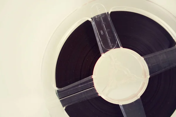 Promítali audio rekordér magnetopáskové izolovaných na bílém pozadí — Stock fotografie