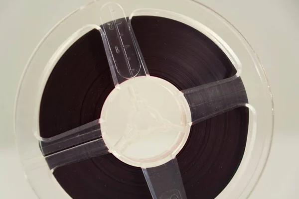 Gravador de áudio de bobina a bobina fita magnética isolada em fundo branco — Fotografia de Stock