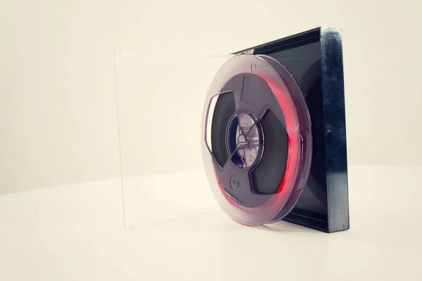 Bobine-à-bobine enregistreur audio bande magnétique isolée sur fond blanc — Photo