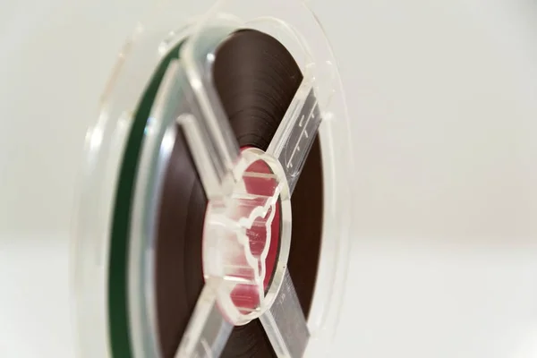 Reel-to-reel AudioRegistreertoestel magneetband geïsoleerd op witte achtergrond — Stockfoto