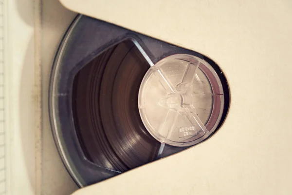 Magnetband für Audio-Recorder auf weißem Hintergrund isoliert — Stockfoto