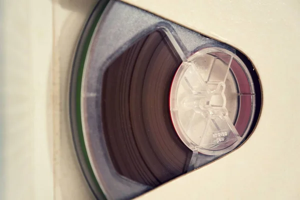Bul ses kaydedici manyetik beyaz arka plan üzerinde izole bant — Stok fotoğraf