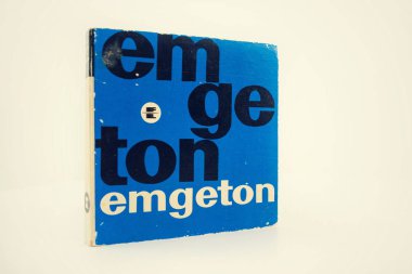 Emgeton vintage bul ses kaydedici teyp beyaz arka plan üzerinde 17 Mart 2017 izole Prag, Çek Cumhuriyeti.