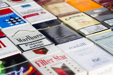 Birçok paket farklı sigara ile üst fotoğrafı görüntülemek düz yatıyordu kompozisyonu 25 Şubat 2017 Prag, Çek Cumhuriyeti.