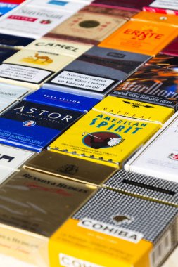 Birçok paket farklı sigara ile üst fotoğrafı görüntülemek düz yatıyordu kompozisyonu 25 Şubat 2017 Prag, Çek Cumhuriyeti.