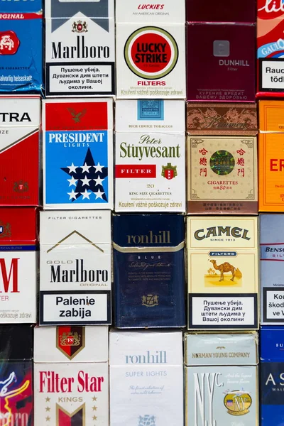 Много пачек различных сигарет, сфотографированных с видом на квартиру 25 марта 2017 года в Праге, Чешская Республика . — стоковое фото